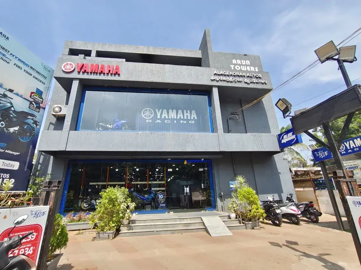 Front elevation of the Alagendran Autos – Yamaha Sales showroom at Kochadai, Madurai